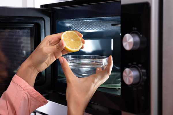 How to clean a microwave with vinegar: the best microwave cleaning hack!