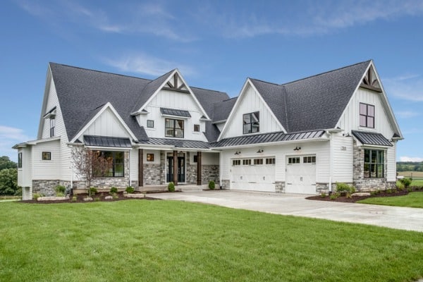 10 White Houses With Black Trim That Will Make You Fall In Love Home Like You Mean It